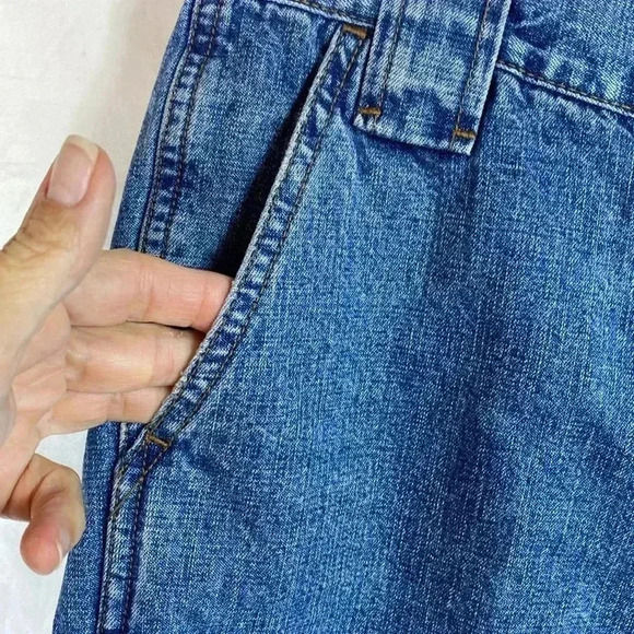 Calvin Klein Woman’s Denim Shorts in Size 6. - Picture 4 of 9